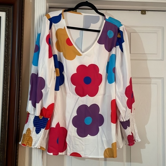 Beautiful V Neck multi color flower blouse 3X SOLD OUT 🌸 BN 35 - Picture 2 of 7